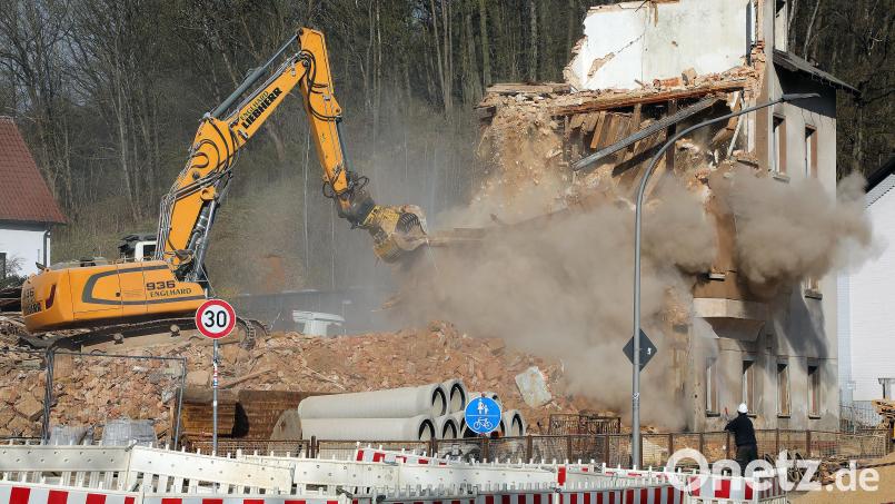 Das ehemalige Hotel Gall an der Sulzbacher Straße wird abgebrochen. An seiner Stelle entstehen zwei Mehrfamilienhäuser. Die Abbruchbagger der Firma Englhard leisten hier ganze Arbeit. Bild: Wolfgang Steinbacher