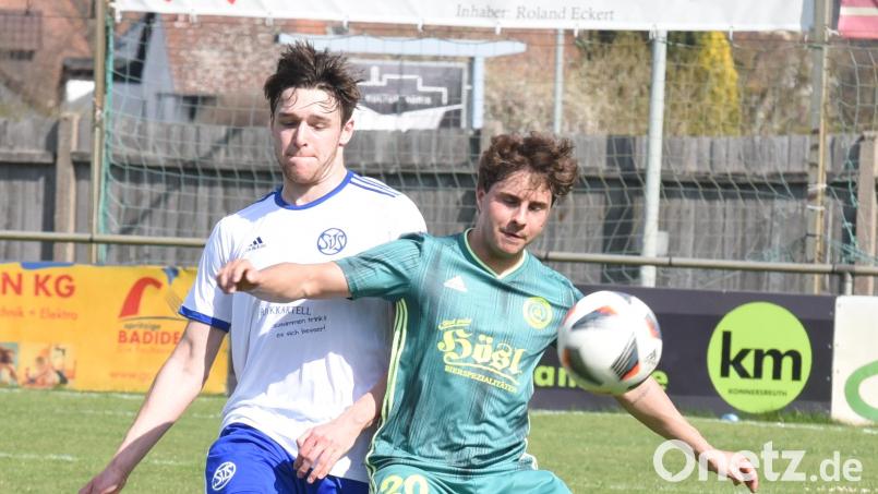 Der SV Mitterteich holte beim Oster-Doppelpack gegen Türkspor Nürrnberg und den SV Schwaig sechs Punkte. David Dobras (rechts), der hier den Ball vor Nico Fleischmann annimmt, erzielte gegen Schwaig den Siegtreffer. Bild: Gebert