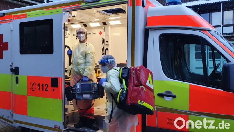 Beschäftigte des Rettungsdienstes rücken zu einem Einsatz aus. Nicht immer sind diejenigen, denen sie helfen, ihnen gegenüber freundlich und dankbar. Archivbild: Michael Honig/BRK/exb