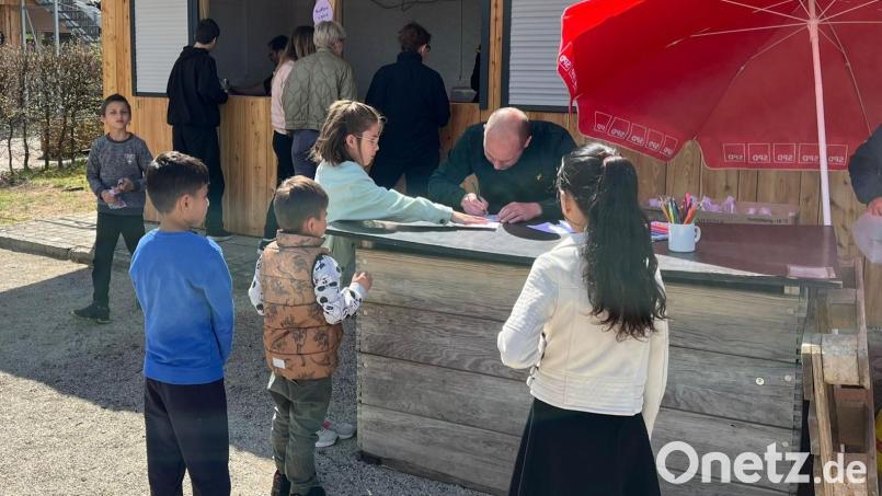 Alle Hände voll zu tun hatte Organisator Jens Simon beim Ausfüllern der Laufkarten für die Kinder. Bild: adj