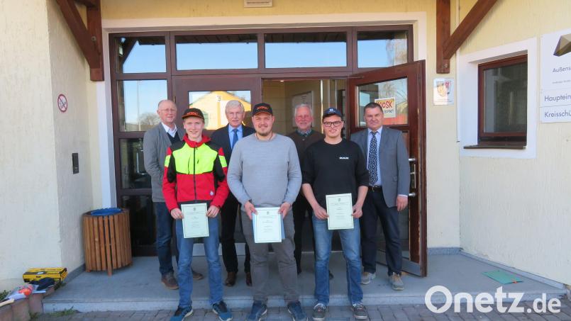 Alex Pohmer, Elias Lautenschlager, Schwandorf und Martin Ott, Deining (vordere Reihe von links) belegten die ersten drei Plätze beim Regionalentscheid des Forstlichen Wettbewerbs. Bild: Eckl/exb