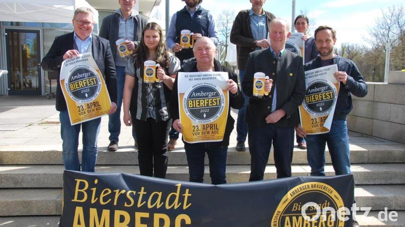 Die Vorfreude ist groß bei den Organisatoren des 5. Amberger Bierfests: OB Michael Cerny (vorne von links), Victoria Beale (Schloderer Bräu), ACC-Wirt Michael Eckl, Arno Diener (Sudhang Brauerei) und Franz Kummert. Hinten von links: Anton Bruckmüller, Maximilian Winkler sowie Reiner Volkert und Barbara Cosima Frey (beide Kulturamt Amberg). Bild: gsp