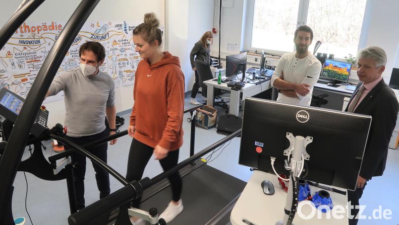 Das Biomechaniklabor mit seinem 160.000 Euro teuren Laufband sucht europaweit seinesgleichen. Professor Clemens Bulitta und Christian Wolf (von rechts) und Professor Stefan Sesselmann (links) freut´s. Bild: Kunz