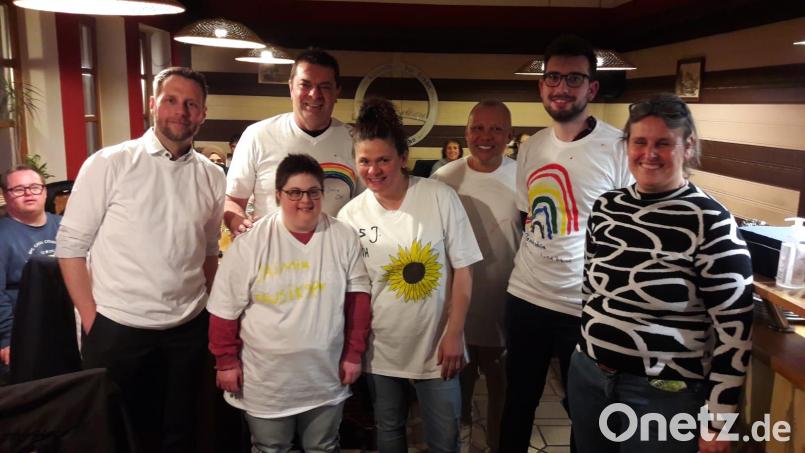 Stefan Gleißner, Tom Kreuzer (hinten), Sophia Lang (vorne), Simona Wachs, Erkan Kürkcü, Andreas Ernsberger und Martina Grüner (von links) sind ein Team für die &quot;Offenen Hilfen&quot; Bild: tok