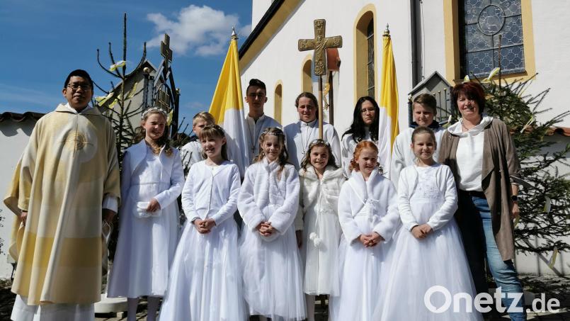 Links Pater Samuel Patton, rechts Marion Eschenweck, welche federführend für die Vorbereitung aktiv war. Die sechs Erstkommunikantinnen stammten ausnahmslos aus dem Bereich der ehemaligen Gemeinde Thurndorf. Bild: hzi