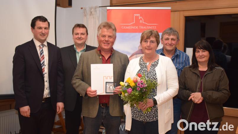 Reinhard Jäckel (Dritter von links) ist der erste Trausnitzer, der mit der Bürgerverdienstmedaille ausgezeichnet worden ist. Ehefrau Ingrid (Vierte von links) bekam einen Blumenstrauß. Die Leistungen Jäckels lobten (von links) Bürgermeister Martin Schwandner, Dritter Bürgermeister Markus Lehner, Zweiter Bürgermeister Josef Prechtl und stellvertretende Landrätin Birgt Höcherl. Bild: bnr