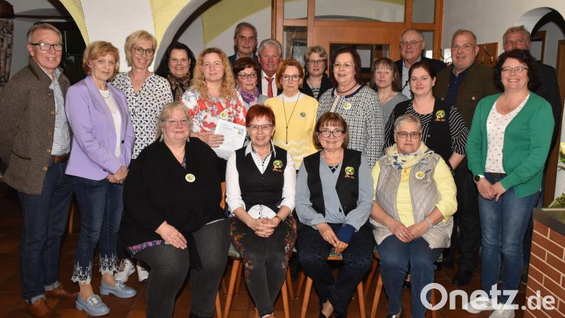 Die neue Führung der &quot;Höhe 309&quot; mit Kerstin Weber (sitzend, von links), Margareta Czichon, Vorsitzender Rosi Polland und Angela Baldauf und Mitgliedern und Gästen. Bild: hcz