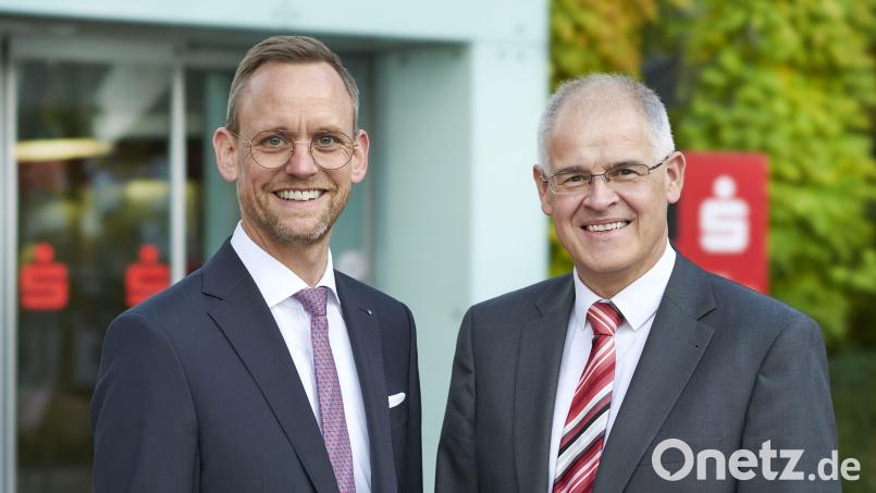 Können auf ein erfolgreiches Geschäftsjahr 2021 der Sparkasse Amberg-Sulzbach verweisen: Vorstandsvorsitzender Thomas Pickel (links), der diese Aufgabe zum 1. Januar 2022 übernommen hat, und Vorstandsmitglied Alexander Düssil. Bild: usc