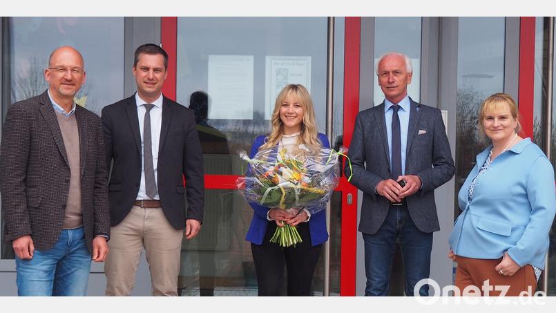 Mit einem Blumenstrauß wurde Sozialpädagogin Jasmin Melzner (Mitte) von Rektor Alexander Köstler, Bürgermeister Wolfgang Söllner (Ebnath), Bürgermeister Peter König (Neusorg) und Konrektorin Sandra Schmidl an der Fichtelnaabtalschule begrüßt. Bild: jpl