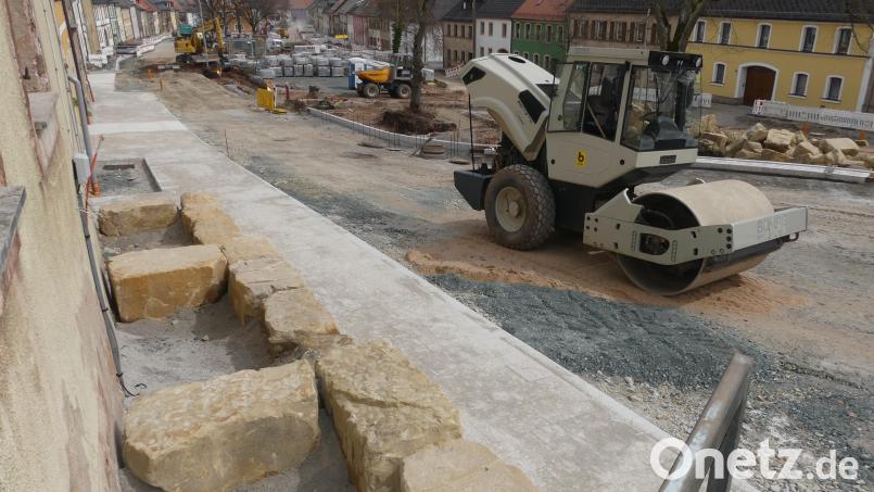 Der Gehweg an der Nordseite des Marktplatzes ist nahezu fertiggestellt. Bild: rn