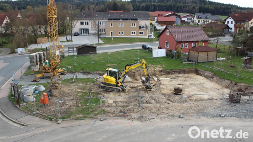 Der Dorfstadel am neuen Dorfplatz im Thansteiner Ortsteil Hebersdorf wird derzeit von den beauftragten Baufirmen errichtet. Bild: mnt