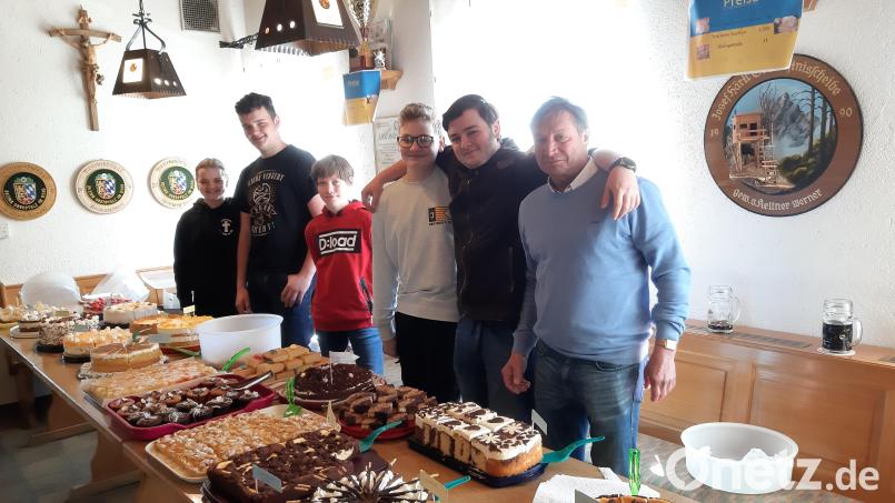 28 Kuchen gingen in 2 Stunden im Schützenheim Meerbodenreuth über die Theke. Die Einnahmen sind fpür die Ukrainehilfe Bild: adj