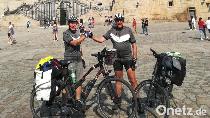 Eine ungewöhnliche Pilgerreise mit dem E-Bike unternahmen Rudi Schön und Bernhard Stahl im vergangenen Sommer. Es ging über eine Strecke von 4000 Kilometern von Tirschenreuth nach Lissabon, ein Teil davon war der Jakobsweg. Am 25. Tag von insgesamt 37 erreichten sie die Kirche St. Jakob in Santiago de Compostela. Bild: Stahl/exb