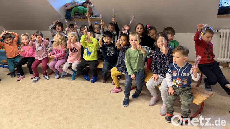 Über neue Zahnbürsten freuten sich die Buben und Mädchen des Regenbogen-Kindergartens. Bild: njn