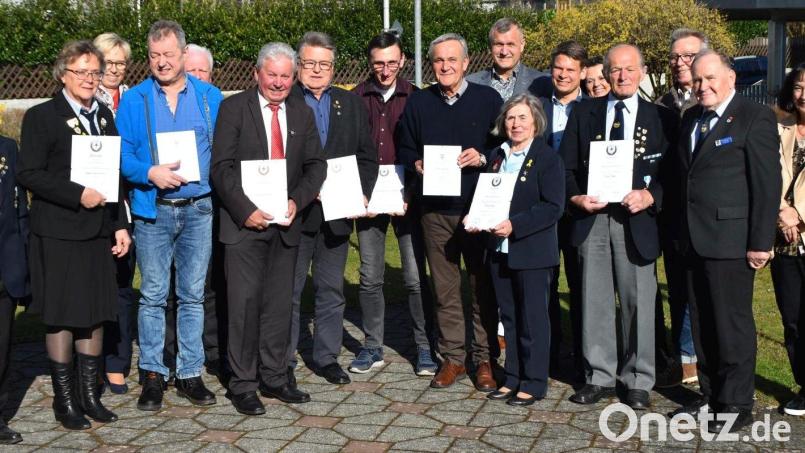 Die Vorstandschaft des 7er- und Kameradschaftsbunds mit den Geehrten. Bild: exb