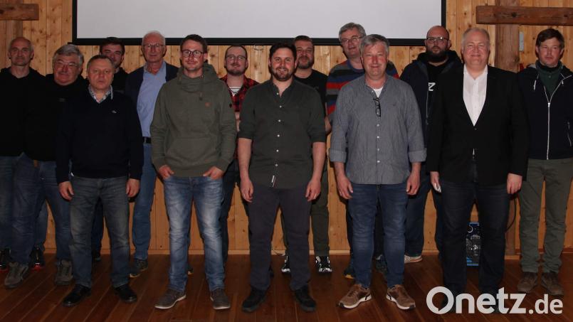 Der neue Vorstand der Hirschauer Anglerfreunde (von links): Tobias Prösl, Hans Amann, Dorel Cotoi, Philip Merz, Kassier Robert Dotzler, Vorsitzender Stefan Dotzler, Christian Hofmann, Vorsitzender Martin Stadler, Manuel Finster, Rüdiger Hanft, Roland Lingl, Tobias Flor, Schriftführer Andreas Lüßmann und Stefan Walch. Bild: u