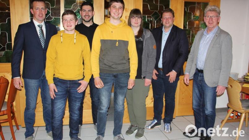 Im Rahmen seiner Mitgliederversammlung konnte der VlF-Kreisverband einige Neumitglieder willkommen heißen. Im Bild von links: Vorsitzende Helmut Grillmeier, die Neumitglieder Valentin Schmidkonz, Matthias Schmeller, Lukas Härtl, Annkatrin Weiß, Bürgermeister Stefan Grillmeier und Geschäftsführer Wolfgang Wenisch. Es fehlen die ebenfalls aufgenommenen Lukas Legat, Peter Schrott und Kevin Weigl. Bild: vlf Tirschenreuth/exb
