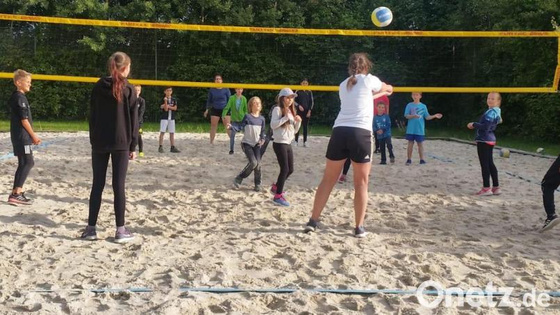Mit viel Spaß und Begeisterung unternahmen die Kinder unter der Anleitung der Mitglieder des TuS Neusorg ihre ersten Schritte im Beach-Volleyball im Ferienprogramm 2021. Archivbild: öt