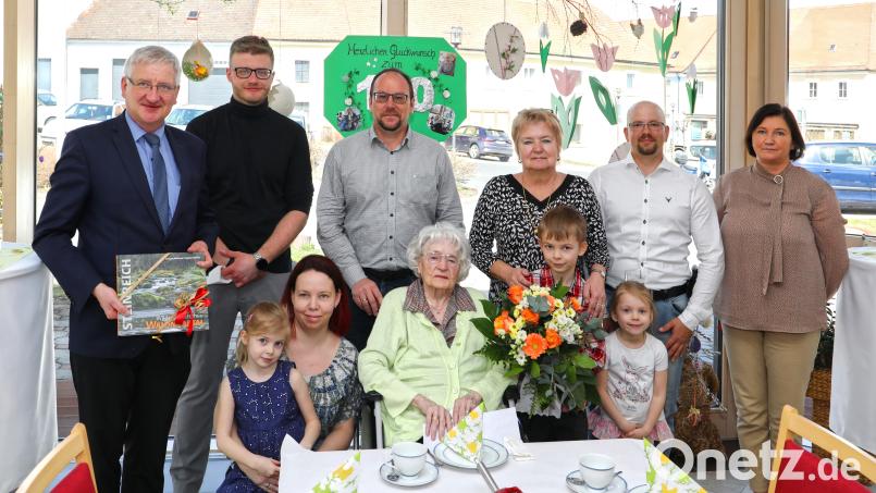 Ihren 100. Geburtstag feierte Brigitte Herrmann (sitzend, Dritte von links). Bürgermeister Johannes Reger (von links), Pflegedienstleiter Martin Kraus und Regionalleiter Andreas Wöhrl sowie Einrichtungsleiterin Beate Pochec (rechts) gratulierten. Mit auf dem Bild Tochter Beate Bergler (Dritte von rechts) sowie die Enkel und Urenkelkinder der Jubilarin. Bild: njn