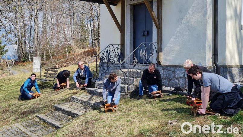 Erhalten den Brauch des traditionellen „Ratscheln“ auf der Altglashütte: (von links) Michael Träger, Tobias Mayer, Markus Blei, Kevin Blei, Reiner Blei, Caroline Mayer, Nico Mayer. Bild: Andrea Träger/exb