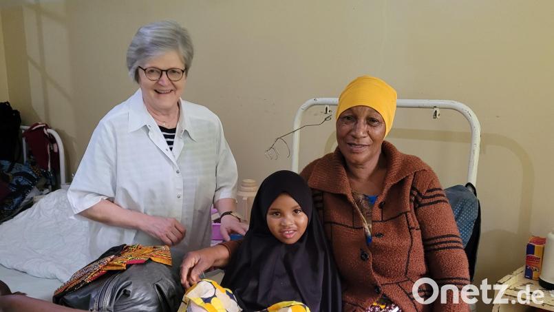 Glücklich ist die kleine Patientin Amina nach ihrer Behandlung, hier im Bild mit ihrer Großmutter und Dr. Annemarie Schraml. Bild: Projekt Feuerkinder/exb