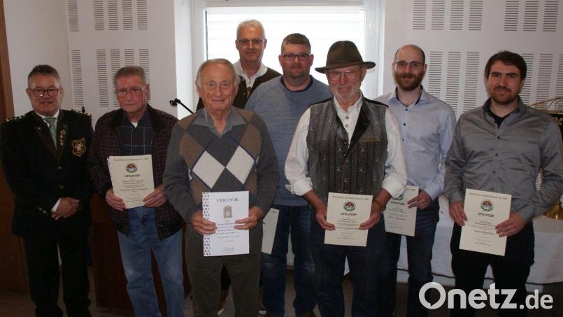 Oberschützenmeister Wolfgang Sennfelder (links) mit den Geehrten (weiter von links): Enrique Perez-Domenech, Johann Moosburger, Wolfgang Gilch, Florian Kustner, Anton Hummel, Andreas Kurz und Patrick Kurz. Bild: dop