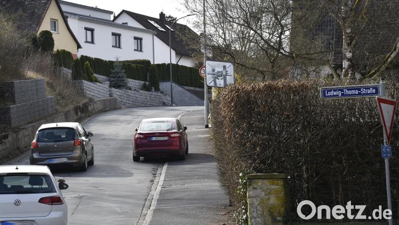 Die Goethestraße ist als Hauptzufahrt zum Loderhof stark frequentiert. Anwohner Werner Müller plädiert für eine künstliche Fahrbahnverengung. Bild: Petra Hartl