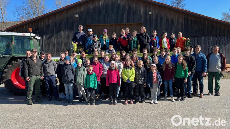 Die fleißigen Helfer freuten sich nach dem Abladen am Recyclinghof auf die verdiente Brotzeit. Bild: hvo