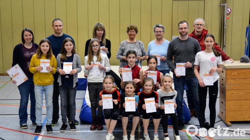 Neben den Turnerinnen des TuS Hirschau werden auch die Familie Lang (links) und weitere Jugendliche und Erwachsene geehrt. Ihnen gratulieren Helga Kohl (hintere Reihe, Vierte von rechts) und Marianne Wild (Dritte von rechts) vom DSA-Prüferteam. Bild: fdl