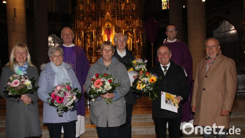 Stadtpfarrer Thomas Helm (rechts hinten) verabschiedete mit Diakon Richard Sellmeyer (links hinten) und Kirchenpfleger Josef Beer (rechts) die scheidenden Pfarrgemeinderäte Anna Oberndorfer (hinten, Mitte) sowie Beate Berndt, Elisabeth Schaller, Petra Wittmann und Josef Lorenz (vorne von links). Bild: ads
