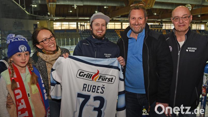 Für 500 Euro ersteigerte Sandro Scheuerer (Zweiter von rechts) das Trikot von Tomas Rubes (Mitte). Stadionsprecher Manuel Stöckl (rechts) moderierte bei der Abschlussfeier der Blue Devils Weiden die Trikotversteigerung. Bild: Gebert