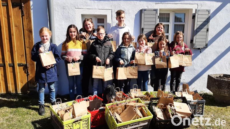 Die Griesbacher Ministranten verkauften heuer erstmals Osterspeisen. 130 Tüten brachten sie unter die Leute. Bild: Pfarrei Griesbach/exb