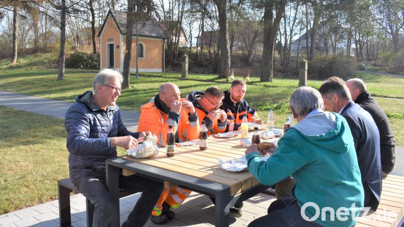 Am Donnerstag wurde die neue Sitzgruppe, die von Mitarbeitern des Städtischen Bauhofs gefertigt und aufgestellt wurde, offiziell eingeweiht. "Der Bauhof hat volle Arbeit geleistet", lobte Bürgermeister Edgar Knobloch seine Mitarbeiter. Auch der Vorsitzende der Siedlergemeinschaft "St. Wolfgang" Willi Dötsch (links) war voll des Lobes.
Laut Bauhofleiter Aleksej Waschkewitsch haben Hubert Becker, Stefan Danhauser, Rene Wächter, Klaus Guthmann und Oliver Gebahrdt Hand angelegt. Diese waren mit Schreinerwerkzeug und einem 20 Jahre alten Eichenholz der Stadt gut ausgerüstet.
Die neue Sitzgruppe beim Alten Kircherl wurde eingeweiht. Bild: rgr