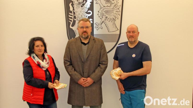 Personalratsvorsitzende Ramona Wiesent und Bademeister Thomas Mauersberger (rechts) übergaben Präsident Volker Höcht vom Lions-Club Tirschenreuth die Spendengelder. Bild: Landratsamt Tirschenreuth/exb