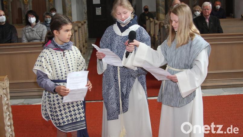 Auf dem Weg nach Emmaus treffen die Jünger Jesu (von rechts Sophia Bächer und Veronika Konz) einen Fremden (dargestellt von Theresa Stock). Bild: wro