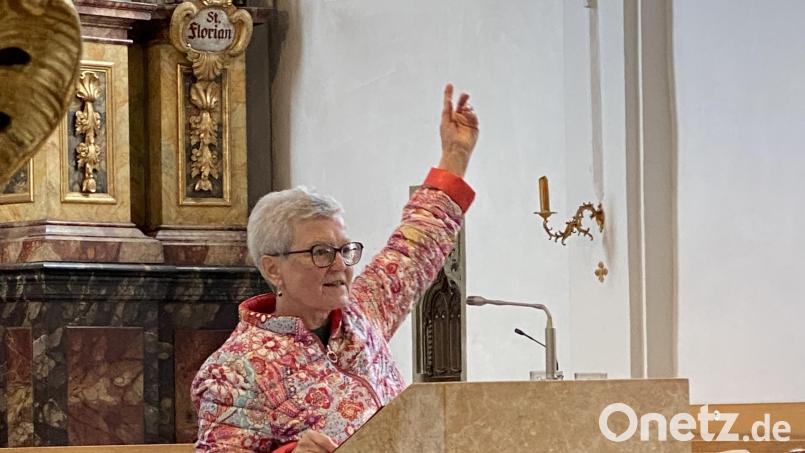 Kuriose Geschichten und symbolträchtige Legenden weiß Heimatpflegerin Marianne Moosburger über die Bilder in der Hahnbacher Pfarrkirche zu berichten. Bild: ero