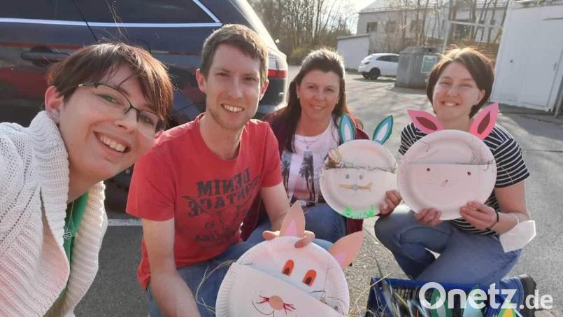 40 Osternester haben die elf „Zwergerln“ des Heimat- und Trachtenvereins für Flüchtlingskinder aus der Ukraine gebastelt und mit Süßigkeiten gefüllt. Zehn davon können sie in Hirschau selber übergeben. 30 Nester bringen Eva Ries, Michael Meier, Romina Seifert und Silke Dolles zu Ukraine-Kindern in Sulzbach-Rosenberg. Bild: u