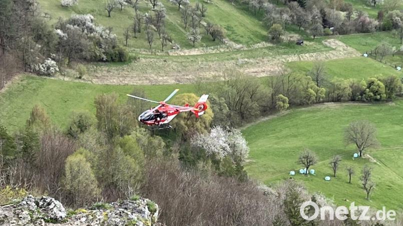 In der Osterwoche wurde die Bergwacht zu elf Einsätzen im Nürnberger Land gerufen. Auch die Bergwacht Sulzbach-Rosenberg und der Rettungshubschrauber Christoph 27 (Bild) waren involviert. Aus der Luft wurde die Unfallstelle lokalisiert. Eine Frau war in steilem Gelände bei Happurg gestürzt. Bild: Bergwacht Frankenjura