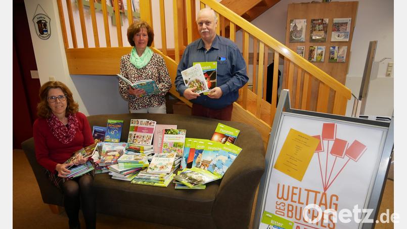 Neue Bücher und Aktionen zum &quot;Welttag des Buches&quot; diesen Freitag hat das Team der Stadtbücherei (von links Andrea Burger, Gerda Sommer und Gerhard Laab) vorbereitet. Bild: hmr