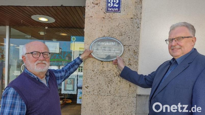 Bürgermeister Udo Müller und Heimatvereinsvorsitzender Karlheinz Keck begutachten das erste Musterschild mit Hausnamen und kurzen Geschichtsdaten. Bild: hev
