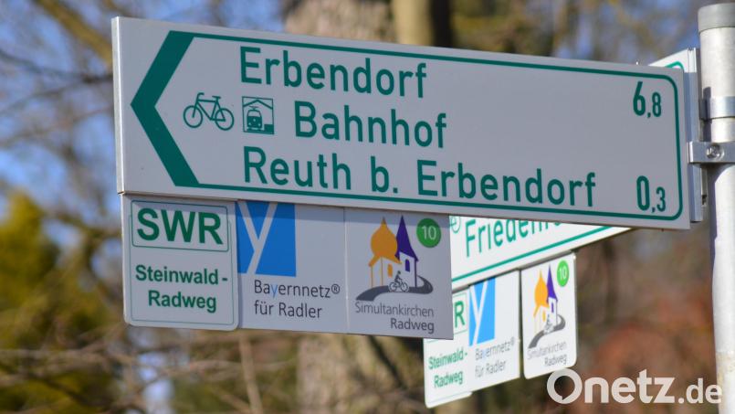 Die Region entwickelt sich immer mehr zum Radlparadies. Mit dem neuen Simultankirchen-Radweg ist die Region hier um eine Attraktion reichter. Auf den Radweg weist ein Schild mit zwei farblich unterschiedlich gestalteten Kirchtürmen hin. Bild: Wolfgang Benkhardt