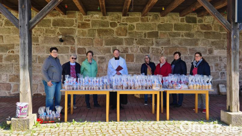 Vorsitzende Andrea Zeitler, Marga Kukla, Zilla Wöhrl, Pfarrer Heribert Stretz, Renate Zaloga, Rita Haas, Maria Uhl und Eva Hoffmann (von links) verkaufen an den Osterfeiertagen 170 Osterlämmer für den guten Zweck. Wegen der großen Nachfrage wurden die Lämmer nur nach Vorbestellung abgegeben. Bild: Frauenbund Kastl bei Kemnath/exb