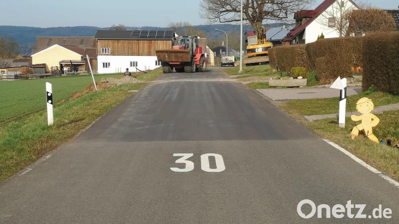 Schnellfahrer fallen immer wieder negativ im Gebiet der Verwaltungsgemeinschaft Mitterteich auf, auch in Oberteich (Bild). Erst kürzlich wurde als Ergänzung zu Schildern eine 30er-Markierung auf die Fahrbahn aufgetragen, wie Bürgermeister Stefan Grillmeier bei einem Sicherheitsgespräch mit Vertretern der Polizeiinspektion Waldsassen berichtete. Bild: lnz