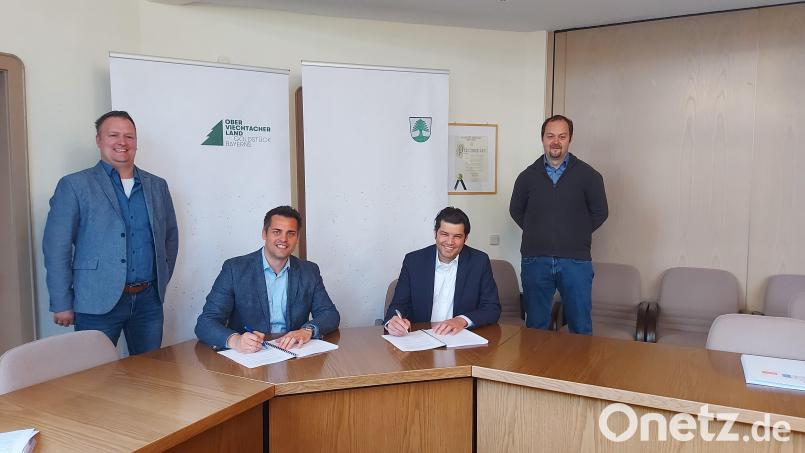Eduard Maier (Breitbandberatung Bayern),
Bürgermeister Rudolf Teplitzky, Martin Naber (LEONET) und Stefan Pronold (Stadt Oberviechtach) bei der Unterzeichnung des Vetrags. Bild: Stadt Oberviechtach/exb