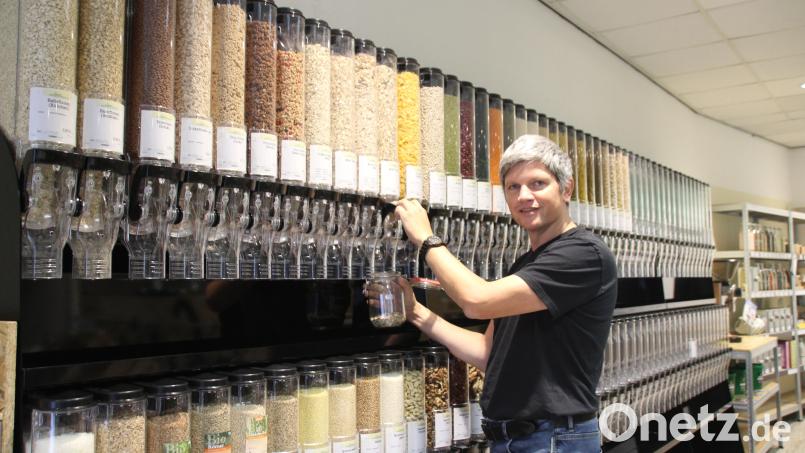 Robert Adunka beim Abfüllen der Lebensmittel in seinem Unverpackt-Laden in Sulzbach-Rosenberg. Bild: Kathrin Moch