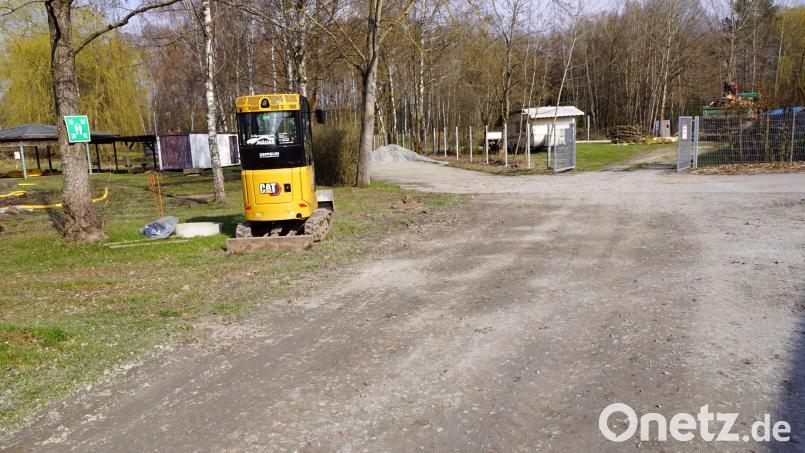 Drainagen werden künftig den Platz vor dem Pavillon trocken halten. Der Zaun auf der linken Seite des Einfahrttores wird erneuert und im Hintergrund werden entfernte Bäume auf einen Lkw verladen. Bild: bkr