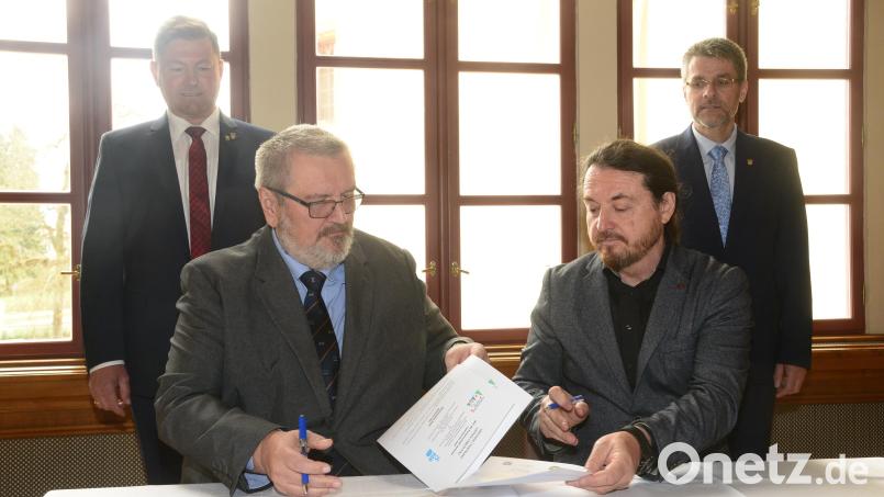 Die Schulleiter Gerhard Steiner (links) und Daniel Koblen (rechts) unterzeichnen in Anwesenheit der Bürgermeister Rainer Reiwitzer (hinten links) und Petr Myslivec (rechts) die Partnerschaftsurkunden zur Festigung der Beziehungen zwischen den Zottbachtalschulen und der Grund- und Hauptschule Bor. Bild: bey