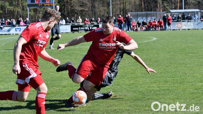 Spielertrainer Bastian Lobinger (rechts) und seine SpVgg Pfreimd gastiert am Donnerstag im Toto-Pokal-Halbfinale beim Kreisklassisten DJK Beucherling. Bild: Dagmar Nachtigall