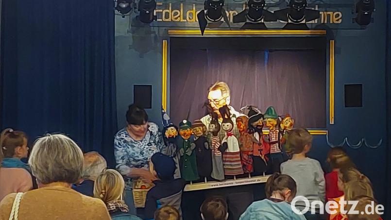Vor ausverkauften Haus spielt Hermanns Kasperltheater das Stück von Hoppel und Hoppeline. Bild: pap