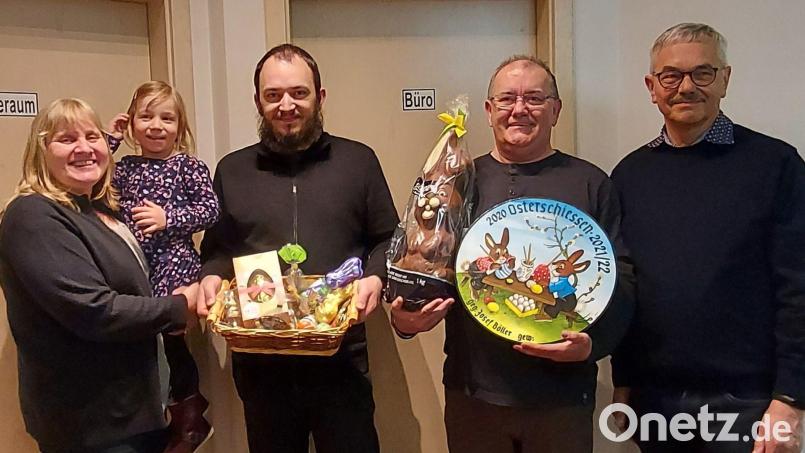 Die glücklichen Ostergewinner der Hirschauer Schützen (von links): Dritte Schützenmeisterin Johanna Bauer, Johannes Bauer, Wolfgang Borisch und Schützenmeister Günter Heidl. Bild: vt